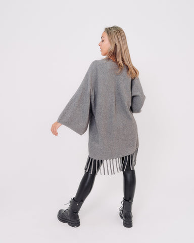 Maglione scialle donna grigio con frange made in Italy